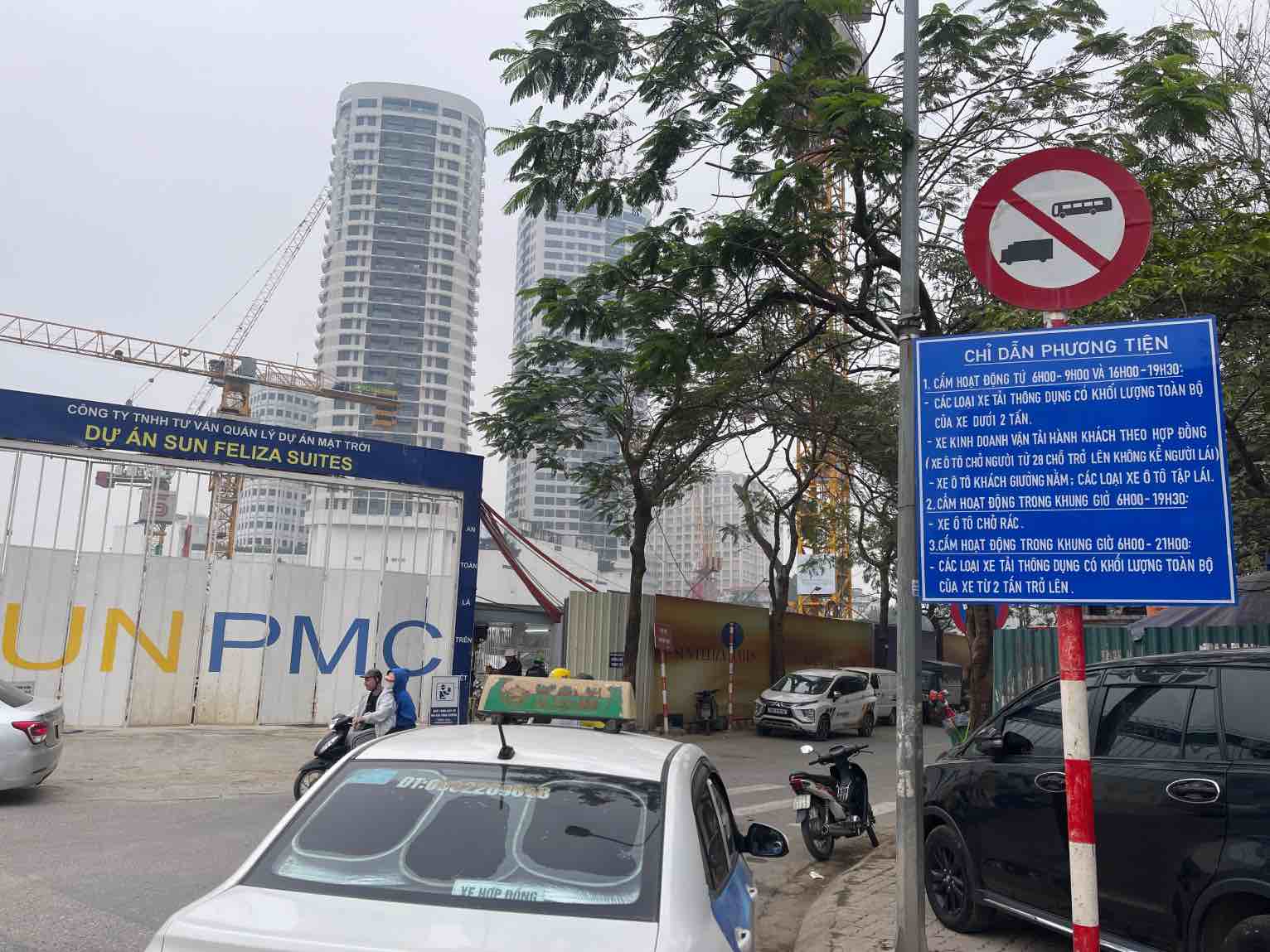 Luc luong chuc nang lap dat bien bao cam. Anh: Khanh An