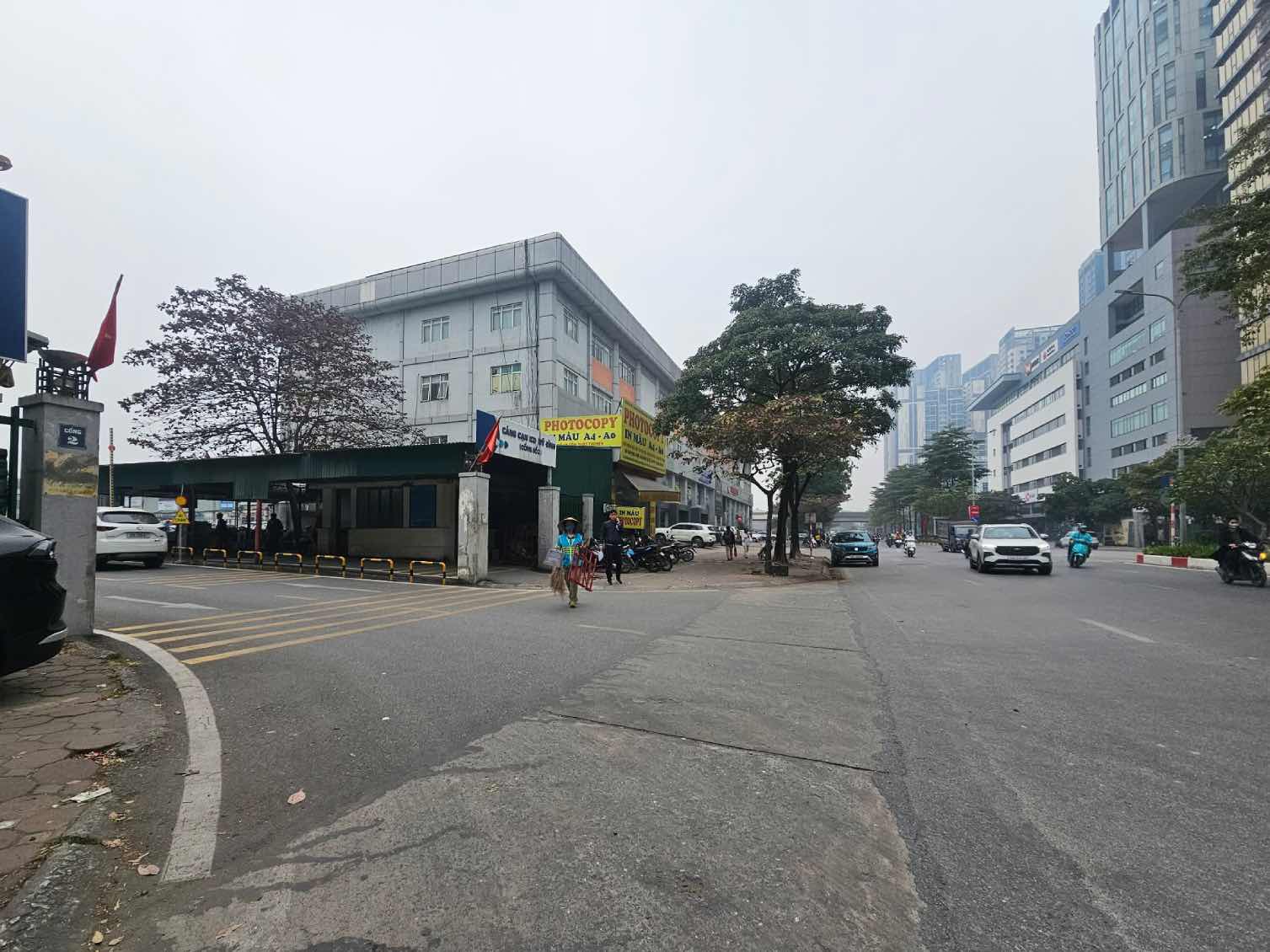 Pho Ton That Thuyet thong thoang trong gio cao diem sang. Anh: Song Huu