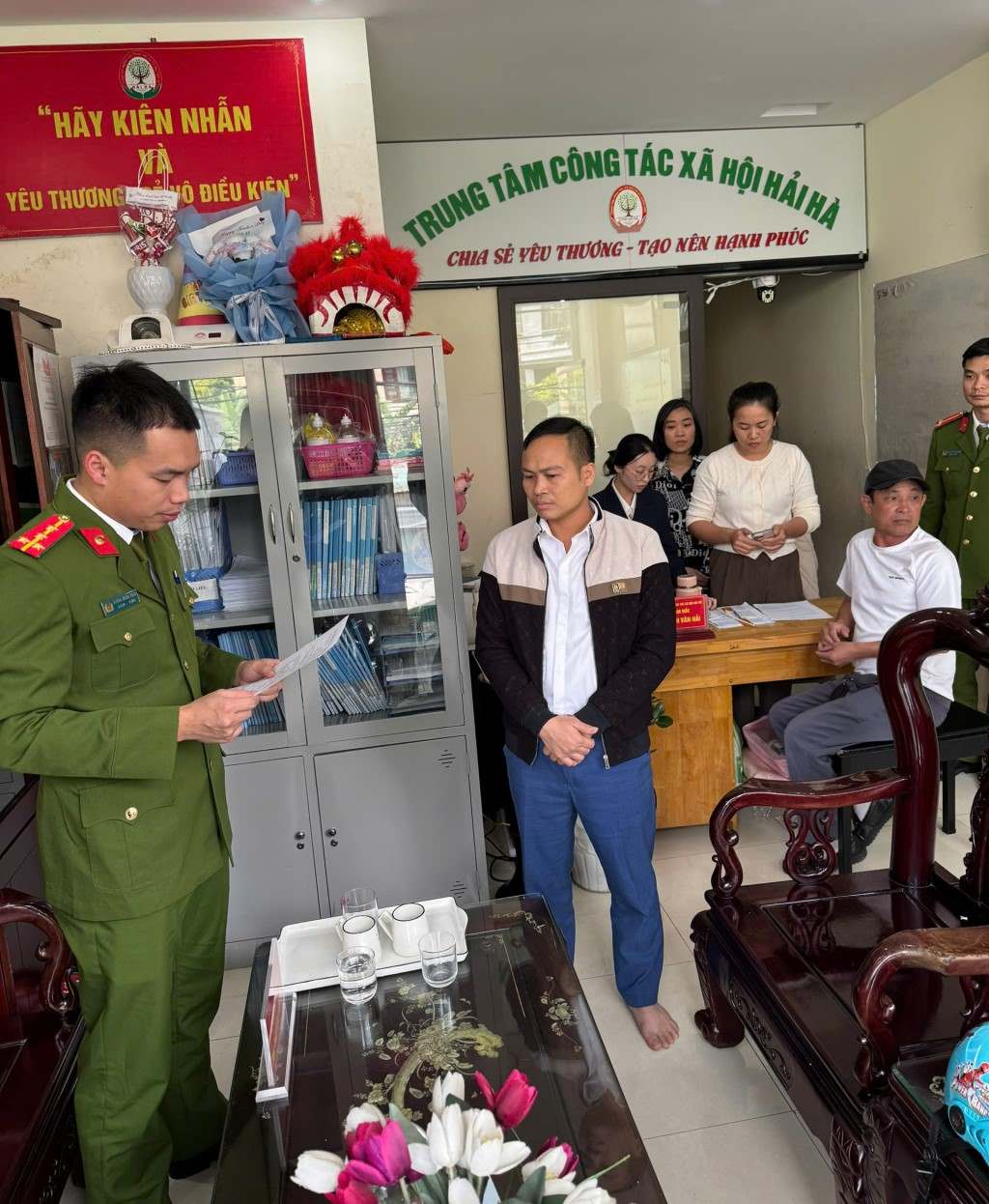 The Investigation Police Agency, Quang Ninh Provincial Police, is carrying out procedural proceedings against Nguyen Van Hai - Director of Hai Ha Social Work Center. Photo: Cao Quynh