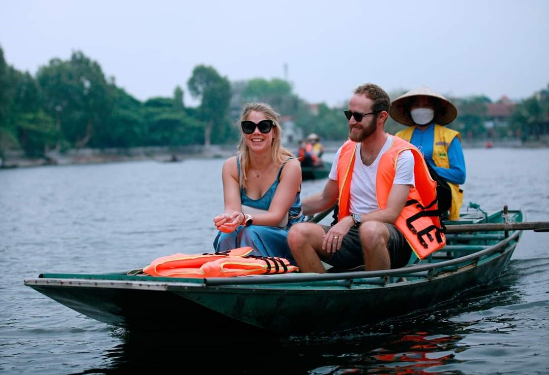 ベトナムを旅行する外国人観光客は、文化的な体験と自然に親しみやすいです。写真:ジエウ・アイン