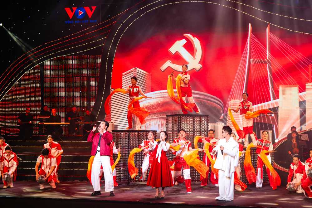 Voi diem nhan la tinh than yeu nuoc, long tu hao dan toc. Anh: Ban To chuc