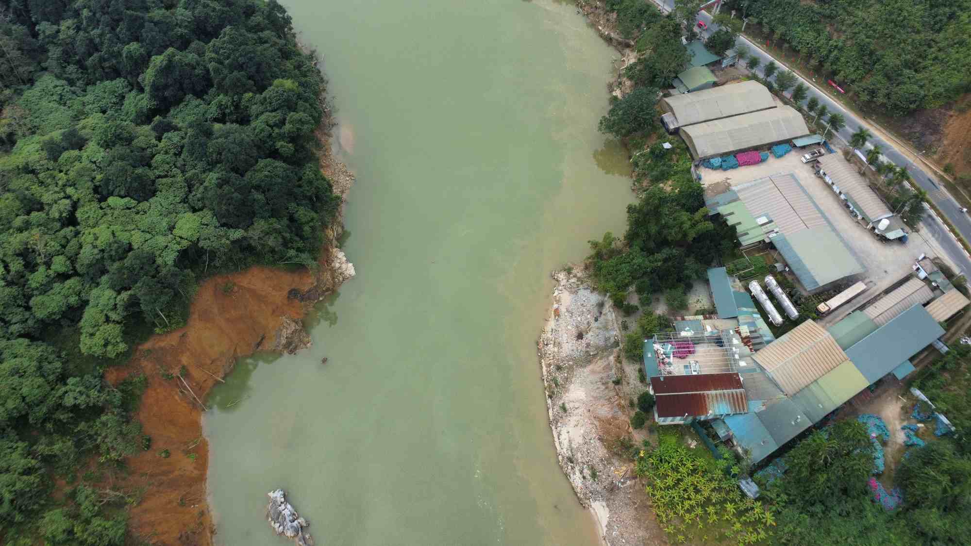 The Lo River is narrowed due to the factory illegally encroaching on Dong Tung Gas Trading and Service Production Co., Ltd. Photo: Viet Bac