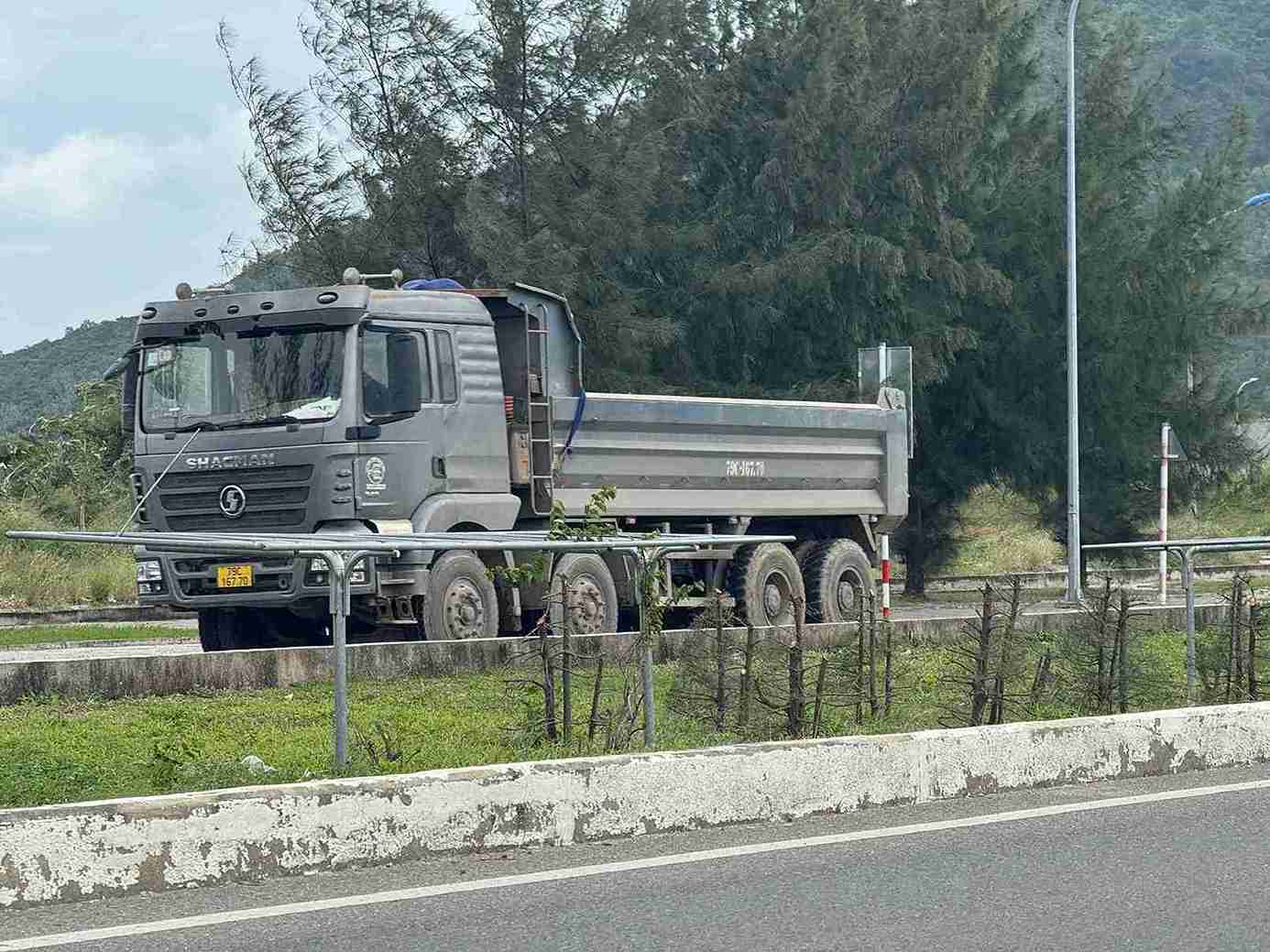 Phòng Cảnh sát giao thông đã tăng cường tuần tra, kiểm soát, tập trung xử lý các phương tiện kinh doanh vận tải, chở đất đá... sau khi dân phản ánh. Ảnh: Hữu Long