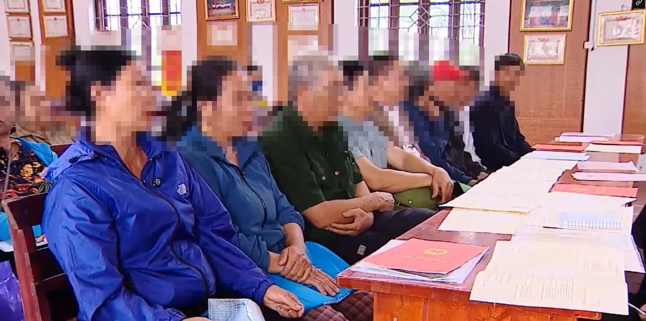 Người dân phản ánh về vấn đề đất đai ở Tổ dân phố Lê Độ, phường Quế Võ (tỉnh Bắc Ninh). Ảnh: VTV