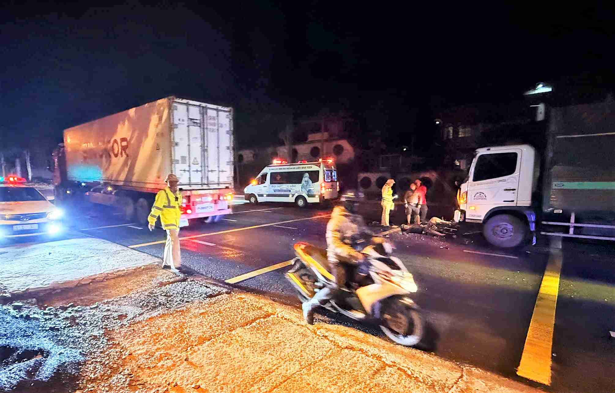 Functional forces are present to regulate traffic and examine the scene of the accident. Photo: Nguyen Quan