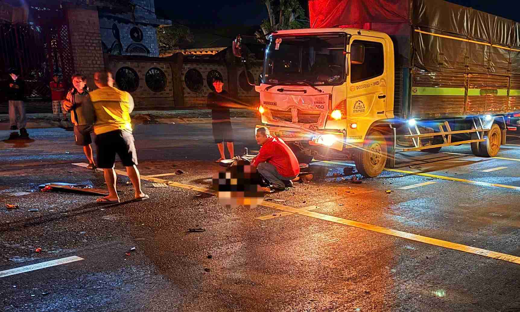 Tai nan khien nam thanh nien dieu khien xe may tu vong tai cho. Anh: Nguyen Quan 