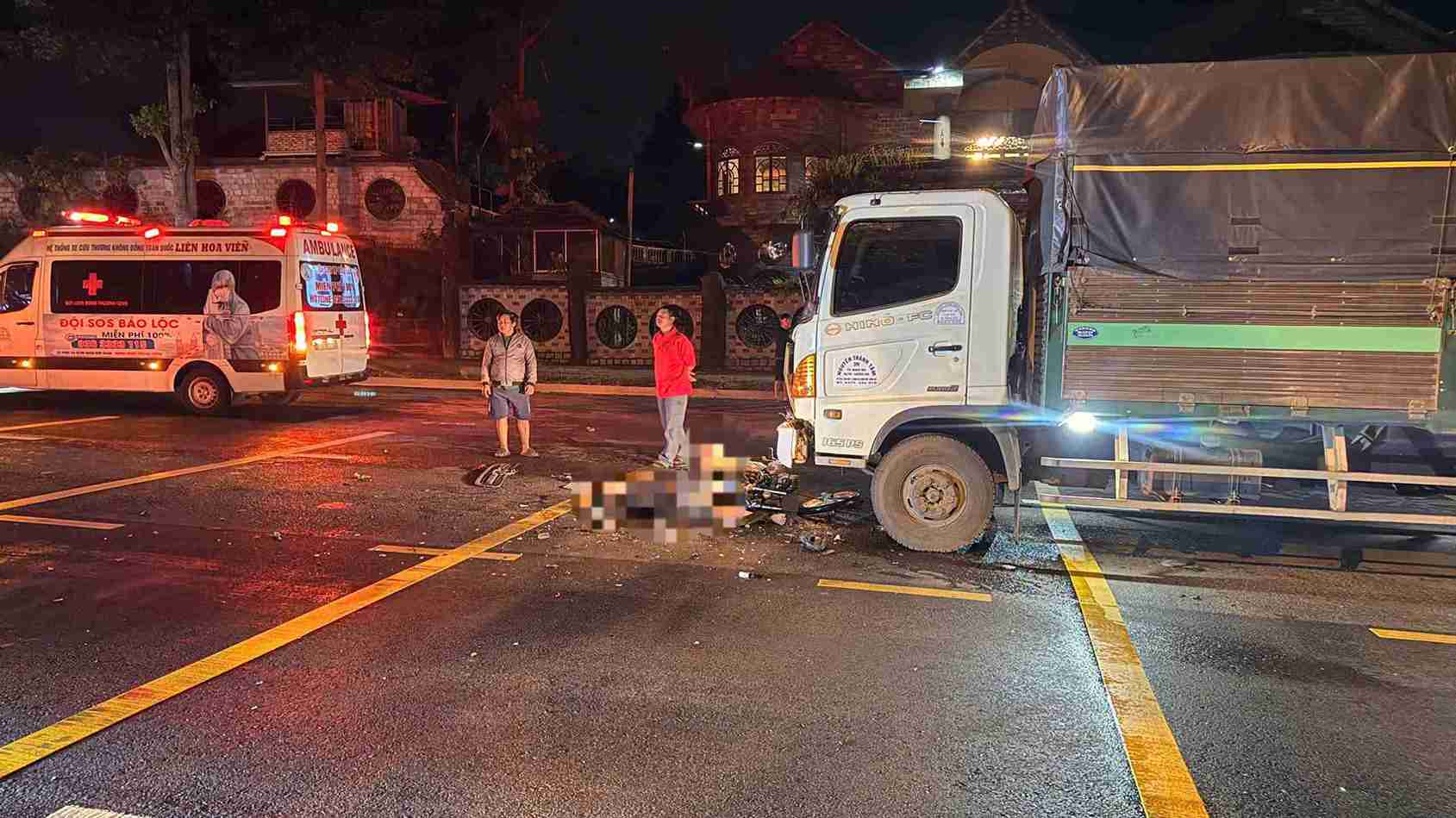 Hien truong vu tai nan giao thong giua xe may va xe tai. Anh: Nguyen Quan