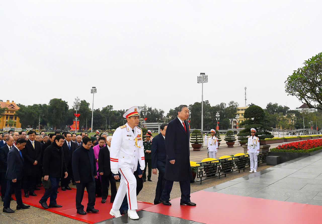 Lanh dao Dang, Nha nuoc vao Lang vieng Chu tich Ho Chi Minh nhan 80 nam Ngay Tong tuyen cu dau tien. Anh: Hai Nguyen.