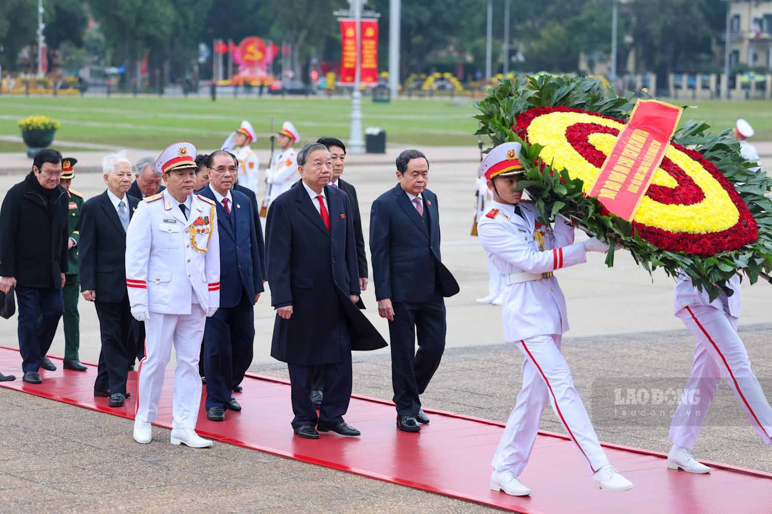 トー・ラム書記長は、党と国家の指導者、元指導者とともに、ホー・チ・ミン主席の霊廟に献花し、弔問に訪れました。写真:ハイ・グエン.