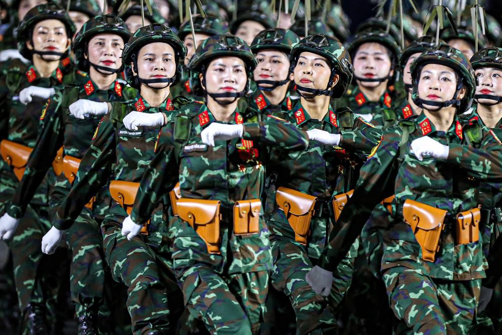 Special allowance of 400% of salary applied to officers and professional soldiers. Photo: Pham Dong