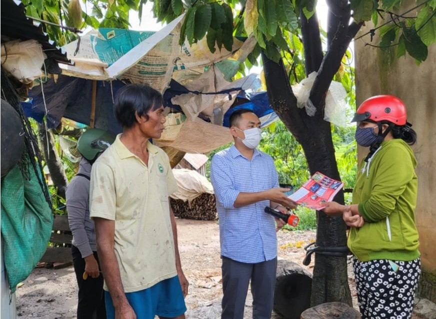 Health officials propagate to people how to prevent dengue fever. Photo: Bao Trung