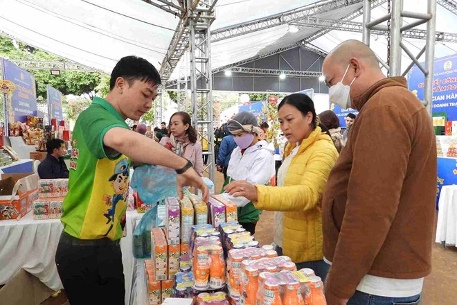 Trade union members and workers in Dak Lak shopping at the "Trade Union Tet Market 2025". Photo: Bao Trung