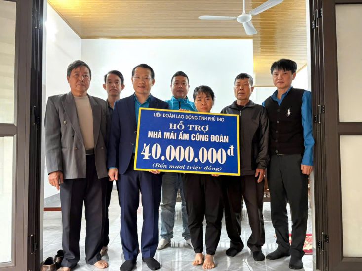 Phu Tho Provincial Labor Federation supports 40 million VND from the "Trade Union Shelter" Fund for Ms. Nguyen Thi Hoa - a trade union member of Amo Vina Co., Ltd. Photo: Thanh Phong