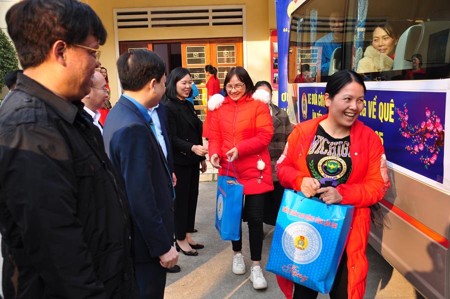 Lao Cai Trade Union supports vehicles for union members to return home during the Lunar New Year. Photo: Dinh Dai