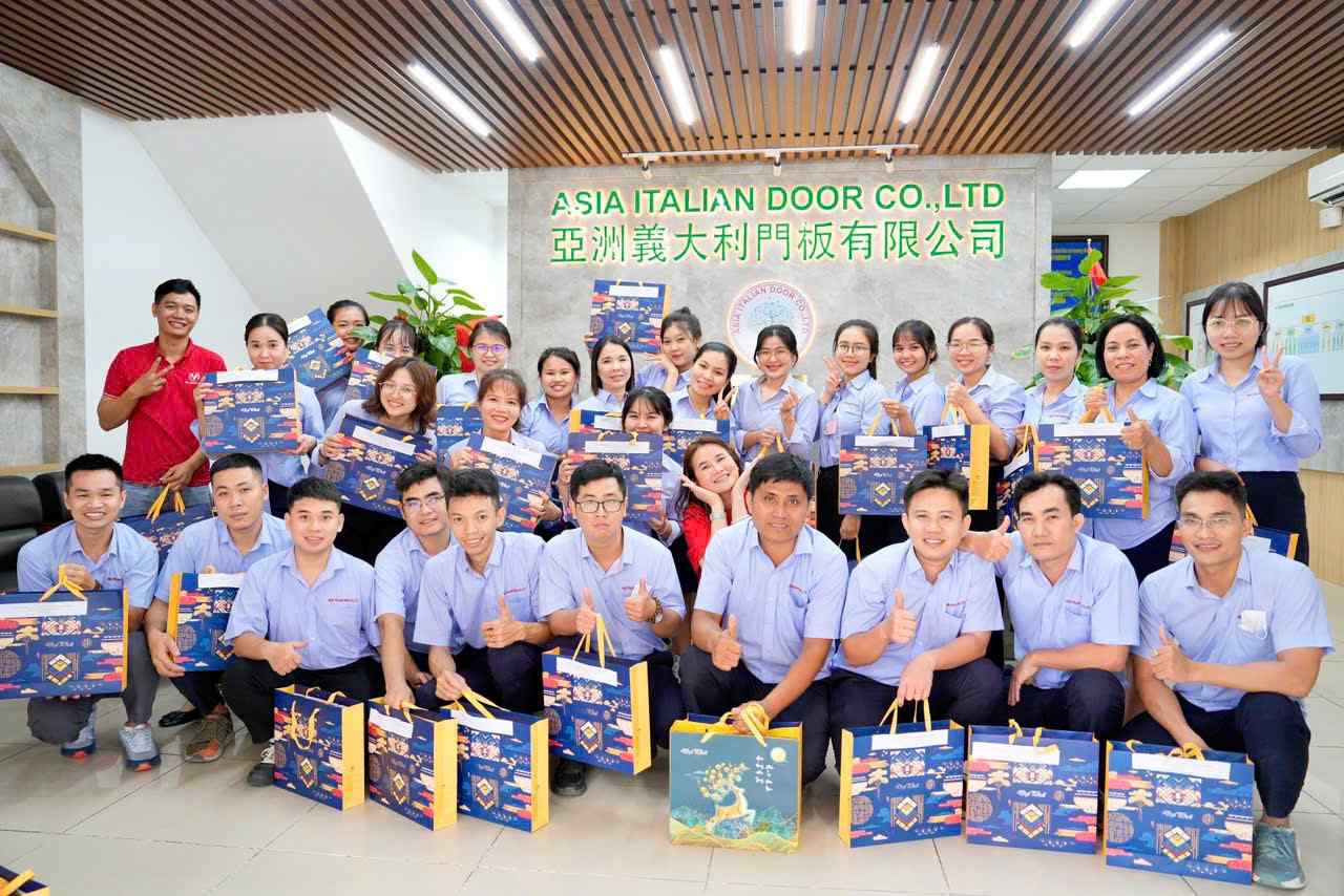 A Chau Door Technology Co., Ltd. adjusts the basic salary increase for all workers. Photo: Dinh Trong