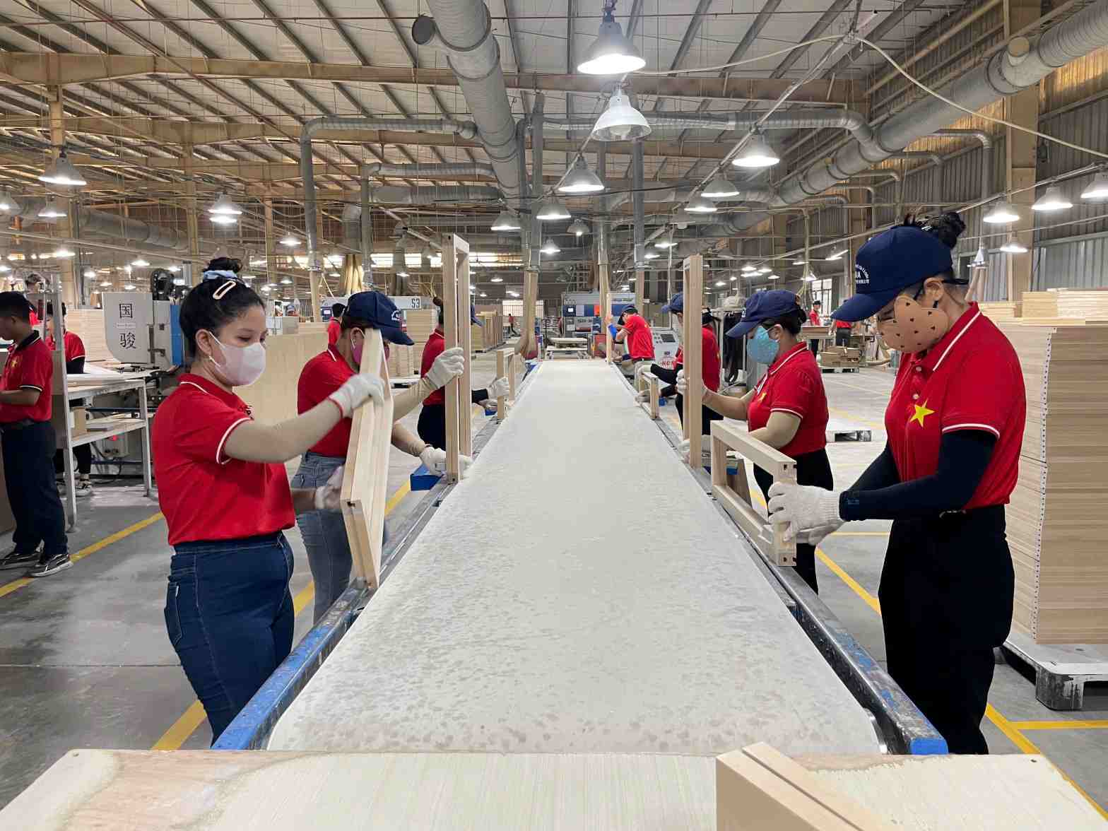  Moi nguoi lao dong duoc tang luong them 250.000/thang. Anh: Anh: Dinh Trong