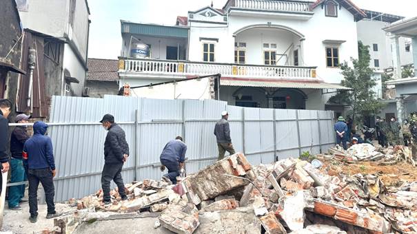 Xa An Khanh to chuc cuong che nhung ho dan khong chiu ban giao mat bang duong Vanh dai 4. Anh: Van Thanh