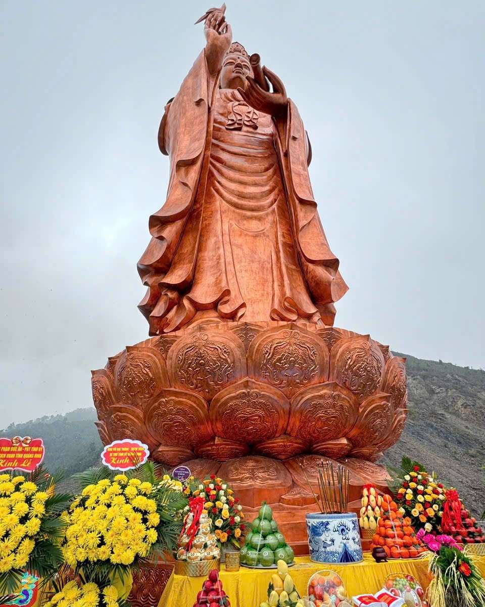 閻陀山にある高さ 34 メートルを超える観音菩薩像を鑑賞しましょう。