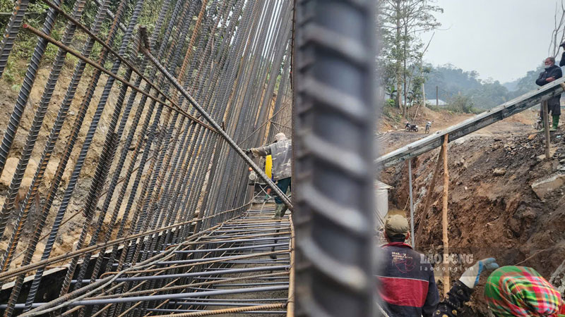 Cong nhan thi cong tai Quoc lo 279. Anh: Dinh Dai