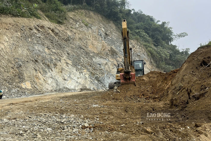 Nha thau dang tap trung may moc, nhan luc sau khi duoc ban giao mat bang de hoan thien du an truoc Tet Nguyen dan. Anh: Dinh Dai