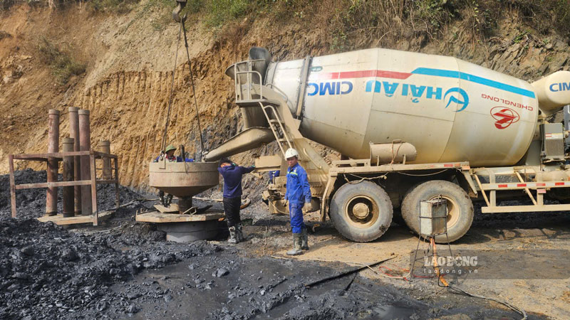 May moc, nhan luc tap trung thi cong de duong som hoan thien. Anh: Dinh Dai