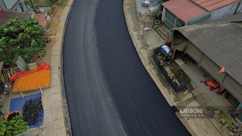Nhieu doan duong duoc tham nhua phang ly khien viec di chuyen cua nguoi va phuong tien thuan loi hon. Anh: Dinh Dai