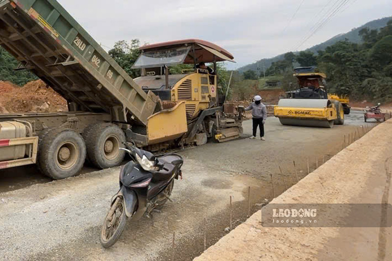 Viec thi cong duoc khan truong trien khai tren toan tuyen. Anh: Dinh Dai