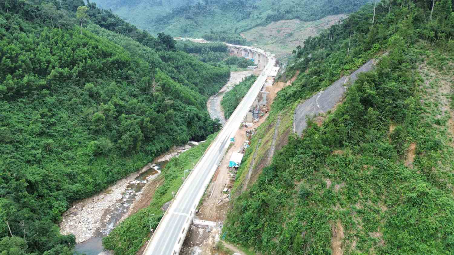 La Son - Hoa Lien expressway is both being operated and expanded, posing a potential risk of landslides and traffic jams. Photo: Nguyen Long