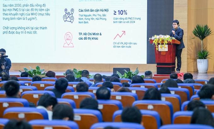 Dai dien Bo Nong nghiep va Moi truong trinh bay Ke hoach Quoc gia ve Ke hoach hanh dong quoc gia ve khac phuc o nhiem va quan ly chat luong khong khi giai doan 2026-2030, tam nhin den nam 2045. Anh: Viet Anh. 