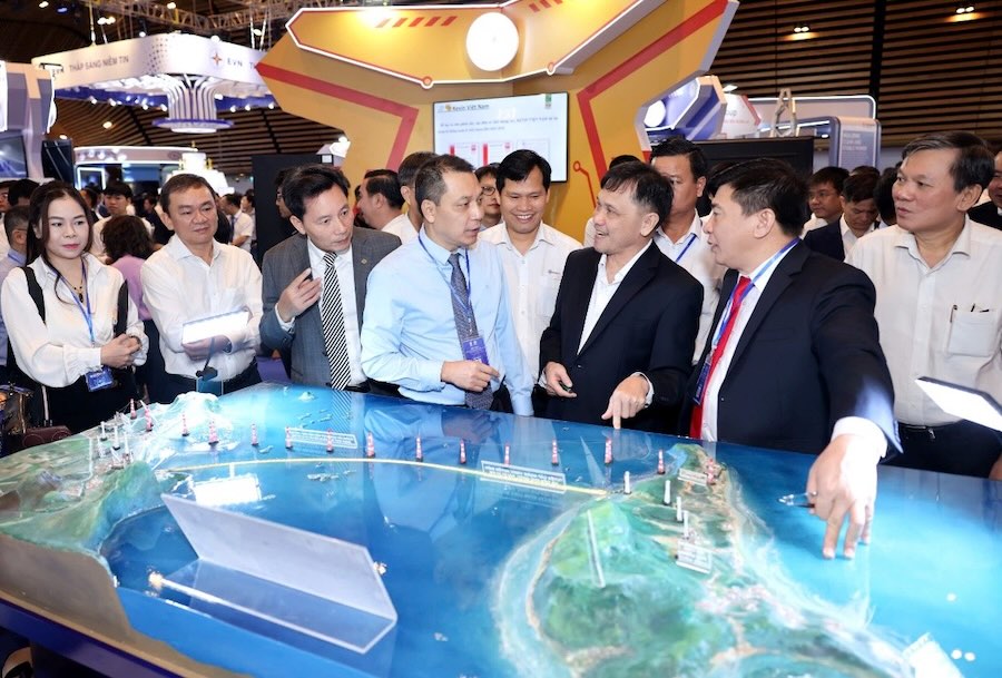 Chu tich HDTV EVN Dang Hoang An (ao xanh) tham quan gian hang cua EVNSPC tai Trien lam Khoa hoc cong nghe Dien luc Viet Nam nam 2025. Anh: EVNSPC