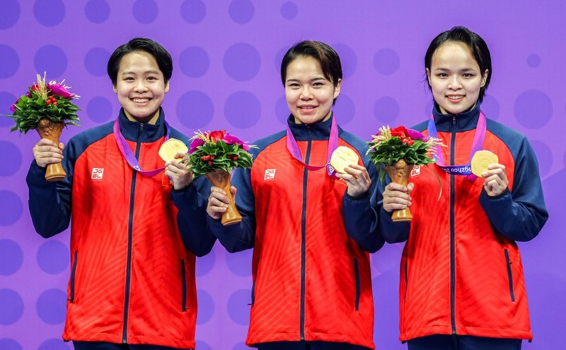 Nguyen Ngoc Tram, Nguyen Thi Phuong, Luu Thi Thu Uyen (tu trai sang) gianh huy chuong vang ASIAD 2023.