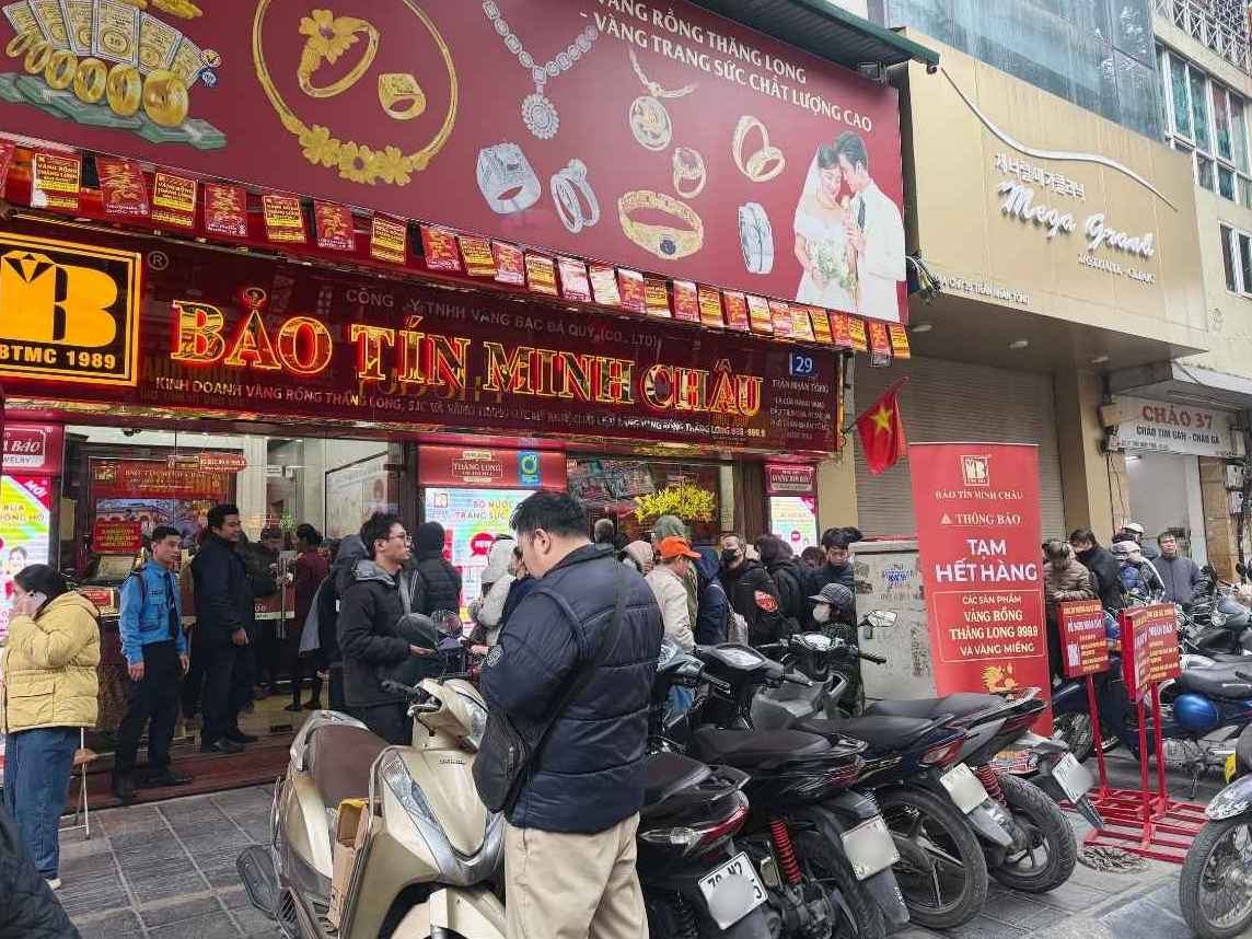 Du gia lien tuc bien dong, vang nhan van thu hut nhieu nguoi san mua. Anh: Phuong Anh 