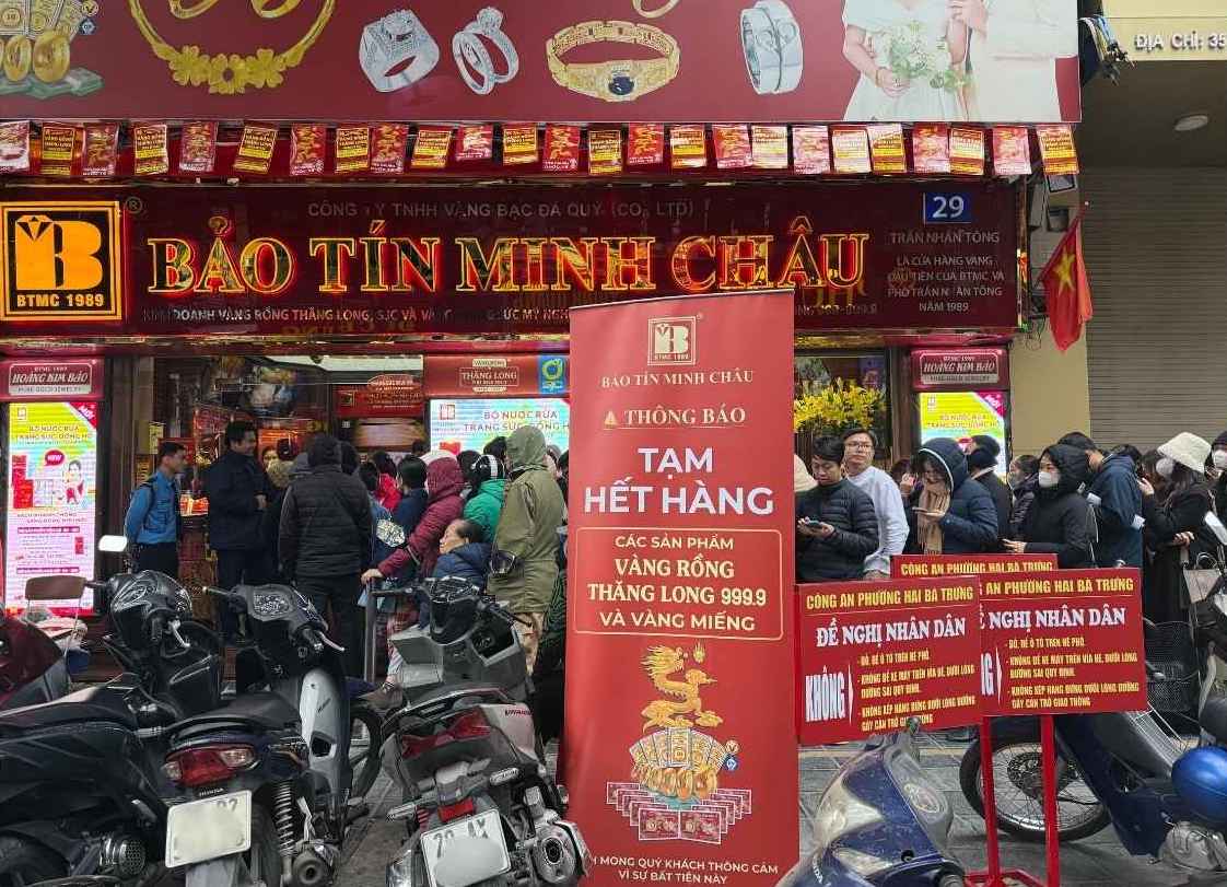 Nhieu cua hang tam dung ban vang nhan. Anh: Le Ha