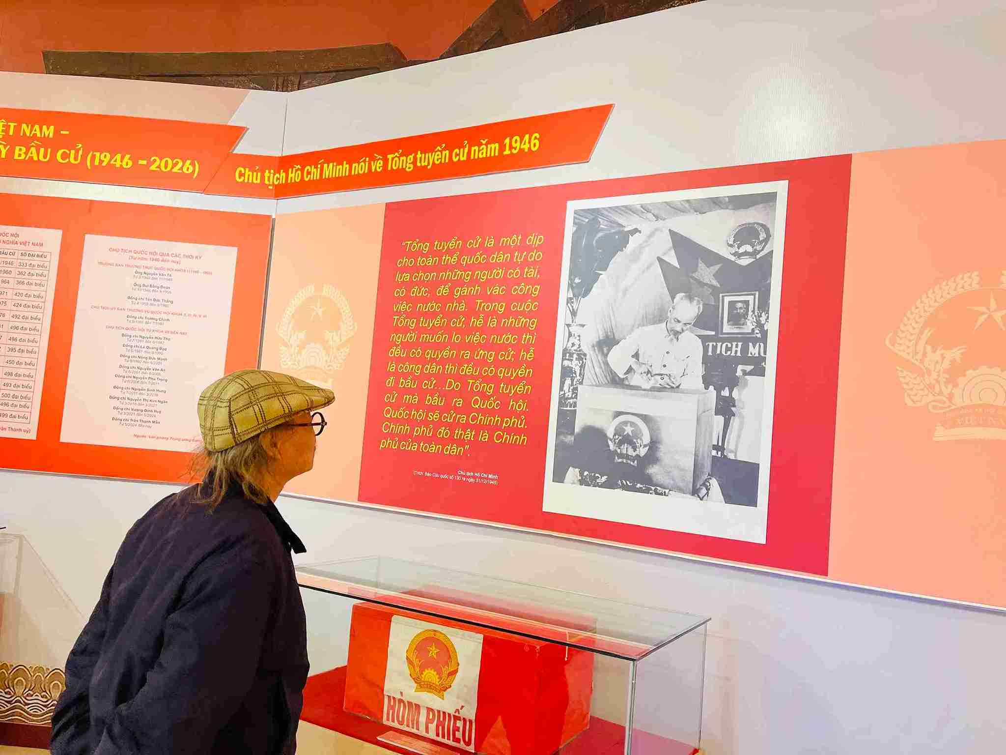 Hai Phong people stop by artifacts associated with the history of the Vietnamese National Assembly. Photo: Mai Huong