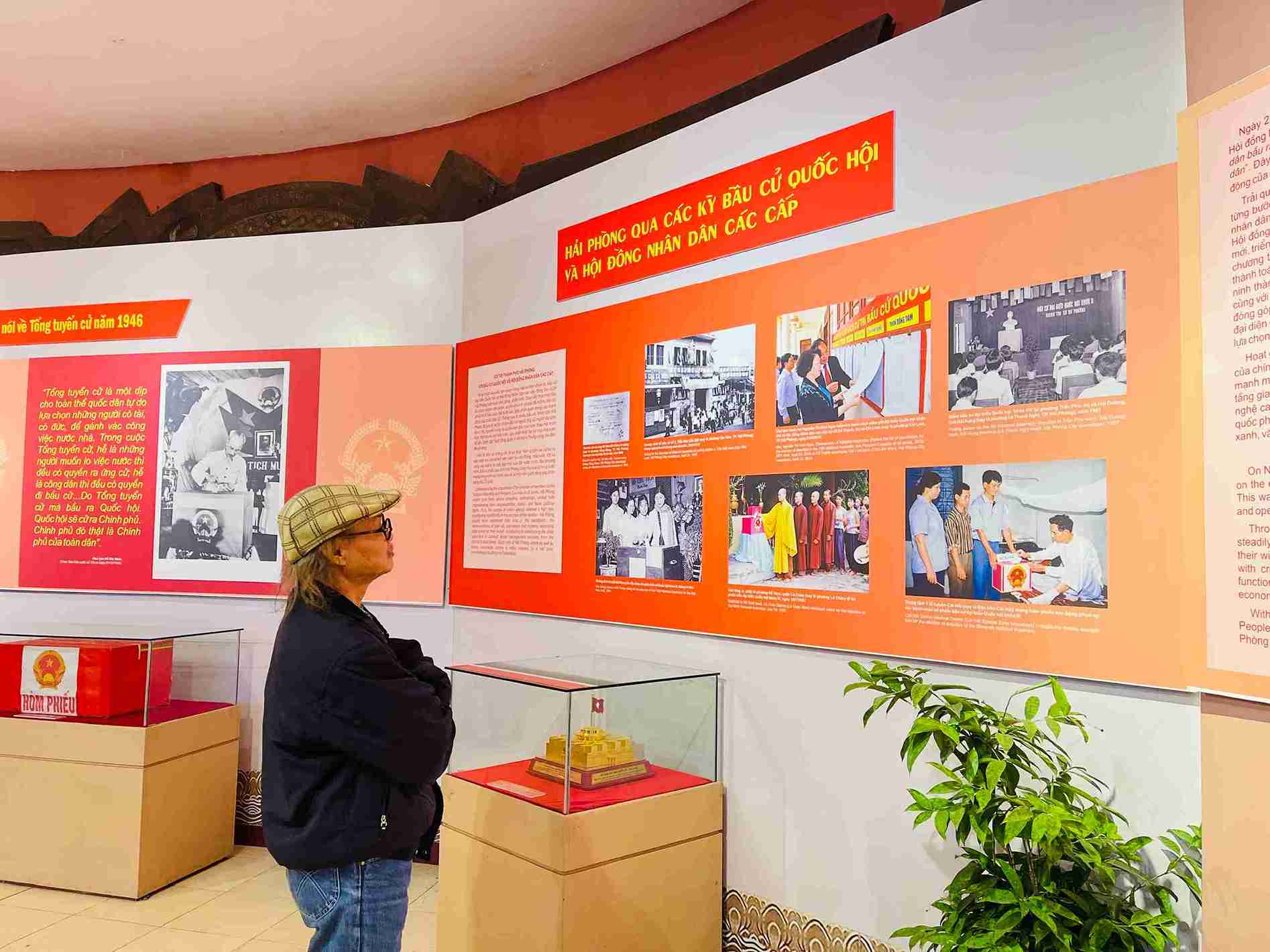 Ong Dang Thanh Long lang le xem lai cac tu lieu ve Tong tuyen cu dau tien. Anh: Mai Huong