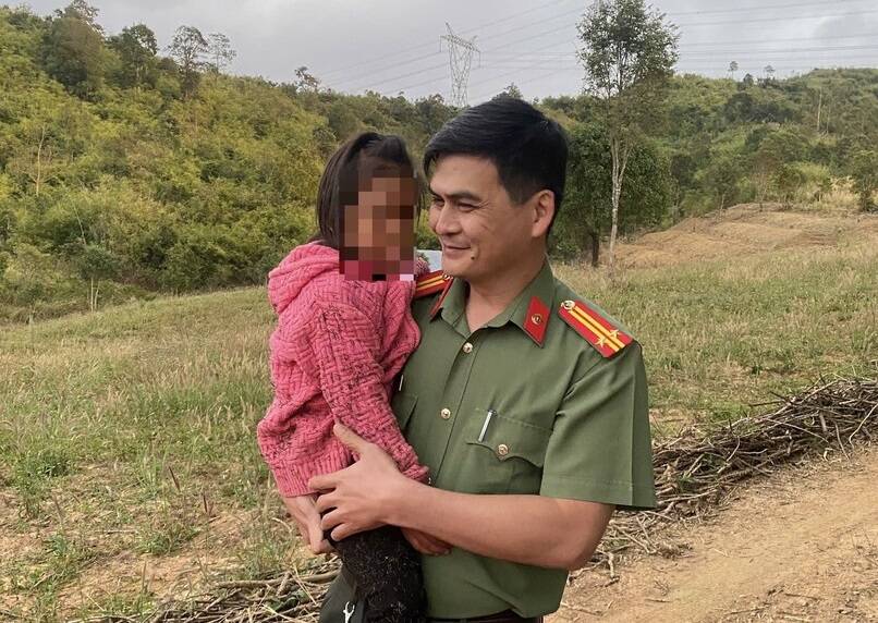 Lieutenant Colonel Bui Tuan Manh - Deputy Head of Dak Rve Commune Police (Quang Ngai province) - directly directed the search for the area where the incident occurred and found the baby after nearly 2 hours of searching. Photo: Thanh Trieu/Ministry of Public Security