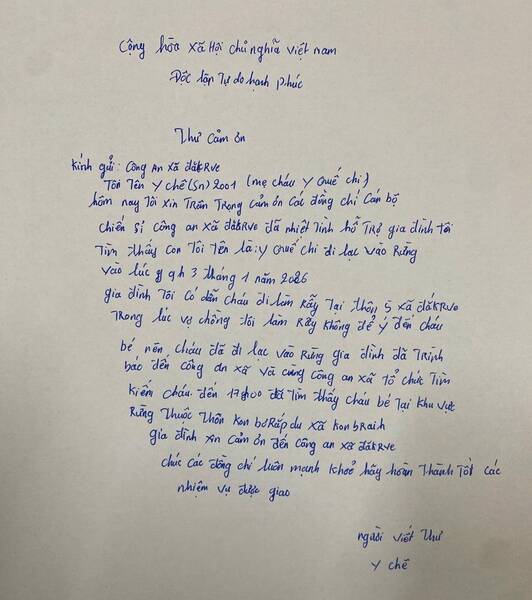 Gia dinh chau be Y Que Chi gui thu cam on den Cong an xa Dak Rve (tinh Quang Ngai). Anh: Thanh Trieu/Bo Cong an 