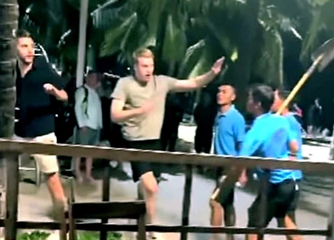 Phường Nha Trang kiểm tra quán bar sau vụ việc nhân viên  có hành vi dọa đánh du khách nước ngoài. Ảnh: Hữu Long