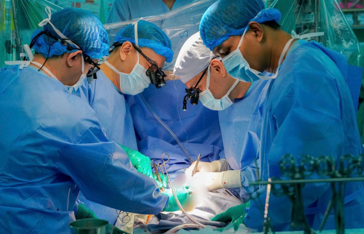 E-kip thuc hien ghep tim cho nguoi benh. Anh: Benh vien cung cap