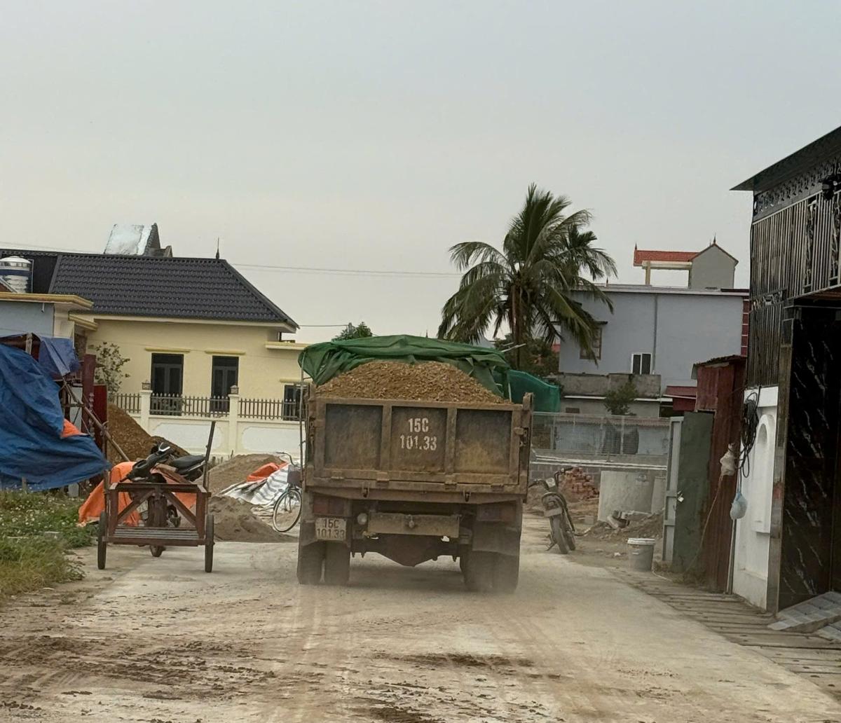 Công an xã Vĩnh Am xử phạt vi phạm hành chính xe tải vi phạm quy định về môi trường. Ảnh: Công an TP Hải Phòng