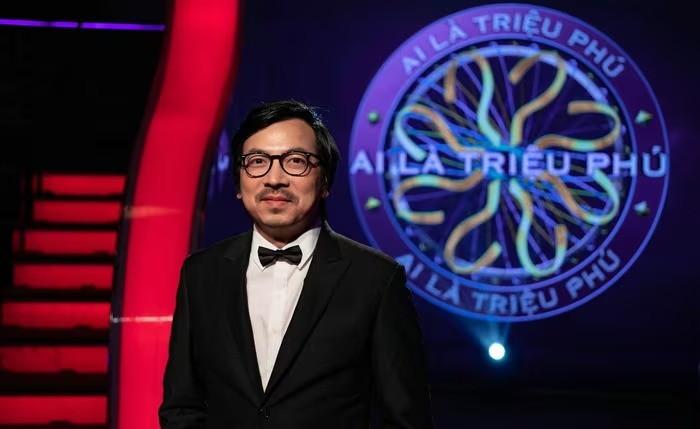 “Giao su Xoay” Dinh Tien Dung dan dat “Ai la trieu phu” tu nam 2020. Anh cat tu video 