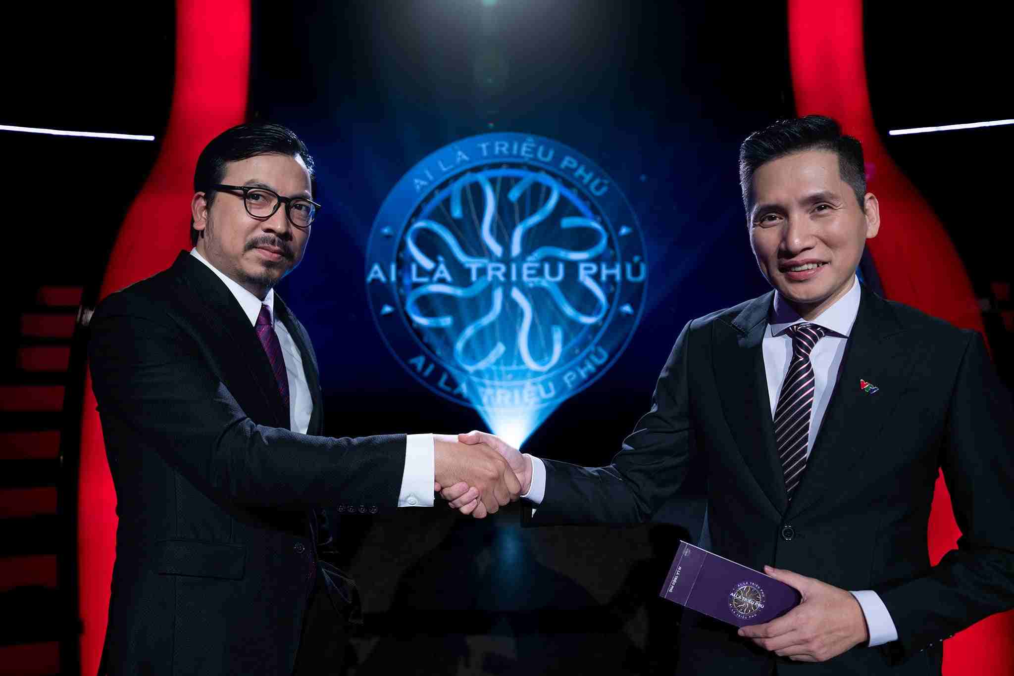 Bien tap vien Quoc Khanh thay MC Dinh Tien Dung dan chuong trinh “Ai la trieu phu“. Anh VTV3