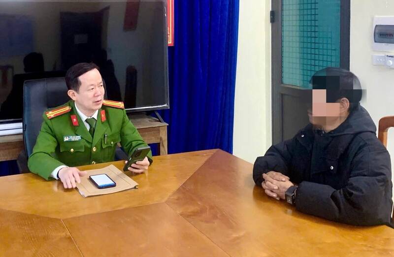 Yen Cuong Commune Police (Tuyen Quang province) propagate about the fraudulent tricks of the subject to Mr. D.V.C. Photo: Phuong Thuy/Ministry of Public Security