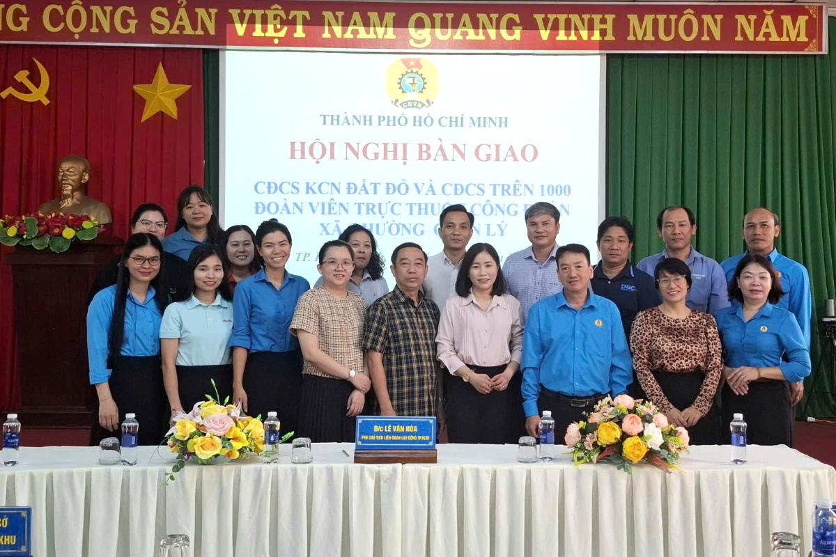 Ho Chi Minh City Labor Federation transfers a number of grassroots trade unions to commune and ward trade unions for management. Photo: Thanh An