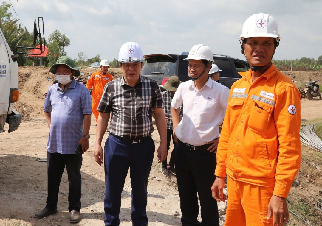 Lanh dao EVNSPC dong vien nguoi lao dong tai cong truong. Anh: An Duy
