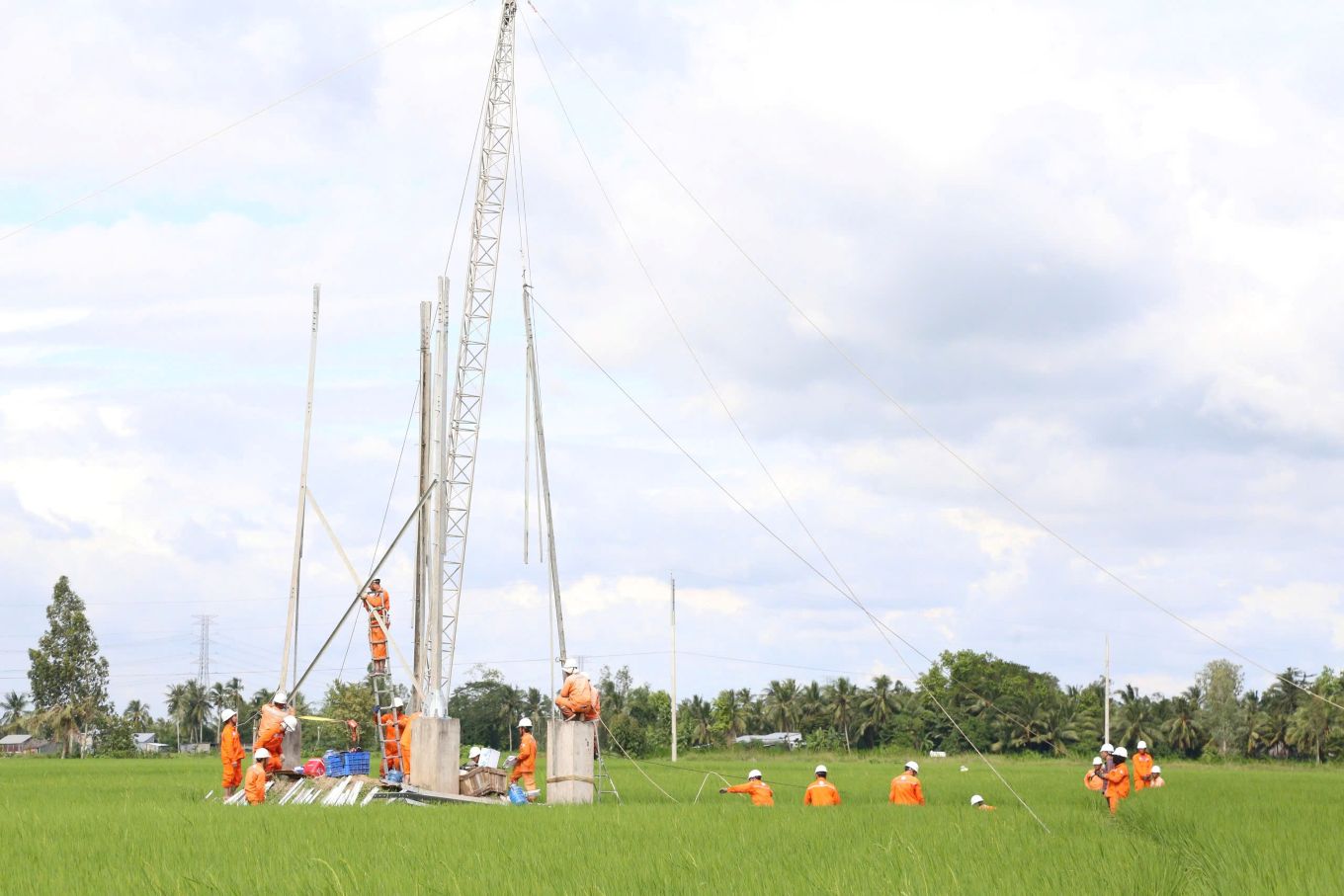 Luc luong cong nhan EVNSPC tiep can hien truong, trien khai thi cong lap tru