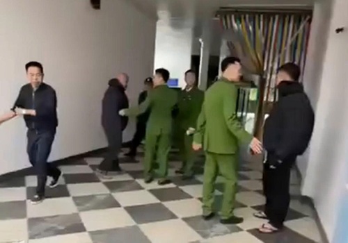 La policia verifica el caso de dos jovenes sospechosos de consumir drogas en un motel. Foto tomada del clip