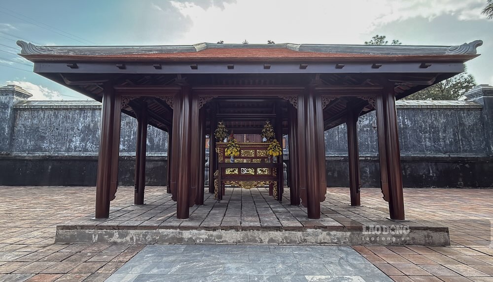 Trung tâm Bảo tồn Di tích Cố đô Huế lý giải lý do công trình lạ xuất hiện trong lăng Nghi Thiên Chương Hoàng hậu Từ Dũ. Ảnh: Nguyễn Luân