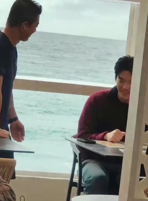 Shin Min Ah - Kim Woo Bin da toi mot nha hang khi di huong tuan trang mat o Tay Ban Nha. Anh chup man hinh.