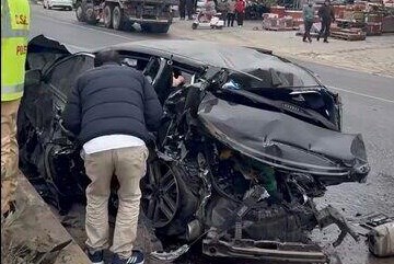 Xe 5 chỗ bị vò nát sau va chạm với xe tải ở Hưng Yên